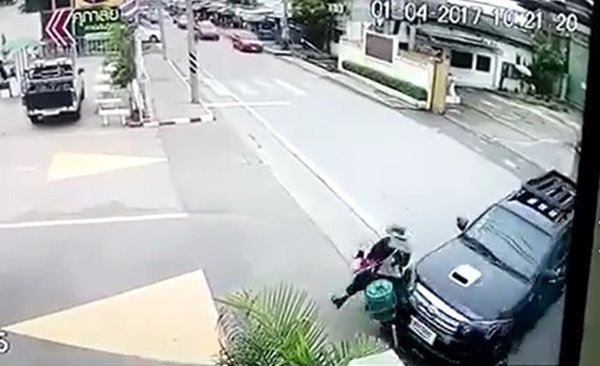 ฟอร์จูนเนอร์ชนจักรยาน ฟอร์จูนเนอร์ชนจักรยาน