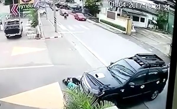 ฟอร์จูนเนอร์ชนจักรยาน ฟอร์จูนเนอร์ชนจักรยาน