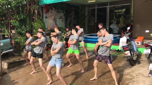 วัยรุ่นเมืองแพร่ โชว์สเต็ปแดนซ์วันสงกรานต์ ไม่ต้องโป๊ ก็มันส์ได้ วัยรุ่นเมืองแพร่ โชว์สเต็ปแดนซ์วันสงกรานต์ ไม่ต้องโป๊ ก็มันส์ได้