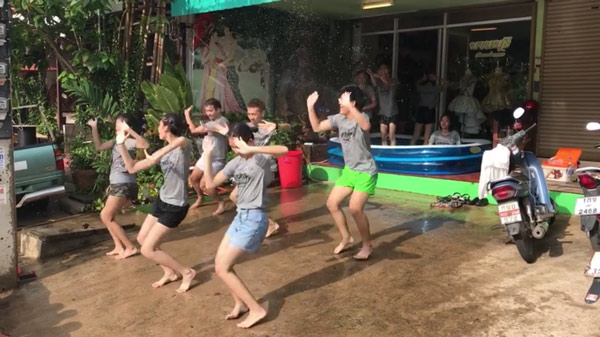 วัยรุ่นเมืองแพร่ โชว์สเต็ปแดนซ์วันสงกรานต์ ไม่ต้องโป๊ ก็มันส์ได้ วัยรุ่นเมืองแพร่ โชว์สเต็ปแดนซ์วันสงกรานต์ ไม่ต้องโป๊ ก็มันส์ได้