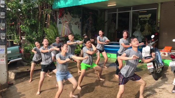 วัยรุ่นเมืองแพร่ โชว์สเต็ปแดนซ์วันสงกรานต์ ไม่ต้องโป๊ ก็มันส์ได้ วัยรุ่นเมืองแพร่ โชว์สเต็ปแดนซ์วันสงกรานต์ ไม่ต้องโป๊ ก็มันส์ได้