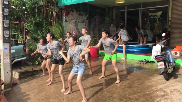 วัยรุ่นเมืองแพร่ โชว์สเต็ปแดนซ์วันสงกรานต์ ไม่ต้องโป๊ ก็มันส์ได้ วัยรุ่นเมืองแพร่ โชว์สเต็ปแดนซ์วันสงกรานต์ ไม่ต้องโป๊ ก็มันส์ได้