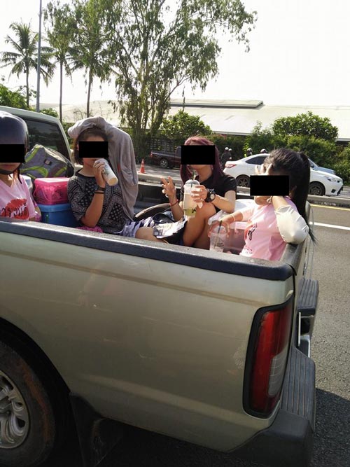 โดนแล้ว นั่งท้ายกระบะ เจอจับจริง ปรับจริง โดนแล้ว นั่งท้ายกระบะ เจอจับจริง ปรับจริง