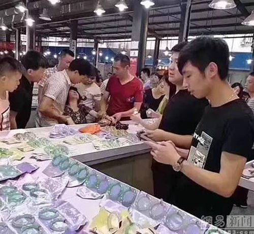 สาวเผลอทำหยกหลุดมือแตก ถึงกับลมจับ เพราะมันมีมูลค่าสูงถึง 1.5 ล้าน สาวเผลอทำหยกหลุดมือแตก ถึงกับลมจับ เพราะมันมีมูลค่าสูงถึง 1.5 ล้าน