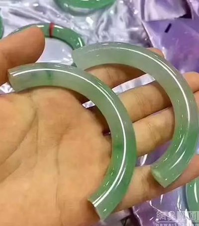 สาวเผลอทำหยกหลุดมือแตก ถึงกับลมจับ เพราะมันมีมูลค่าสูงถึง 1.5 ล้าน สาวเผลอทำหยกหลุดมือแตก ถึงกับลมจับ เพราะมันมีมูลค่าสูงถึง 1.5 ล้าน