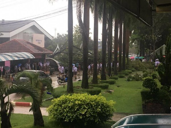 พายุซัดต้นไม้โค่นใส่ซุ้ม ทับนักเรียนเจ็บ 20 ราย หลังเข้าไปหลบฝน พายุซัดต้นไม้โค่นใส่ซุ้ม ทับนักเรียนเจ็บ 20 ราย หลังเข้าไปหลบฝน