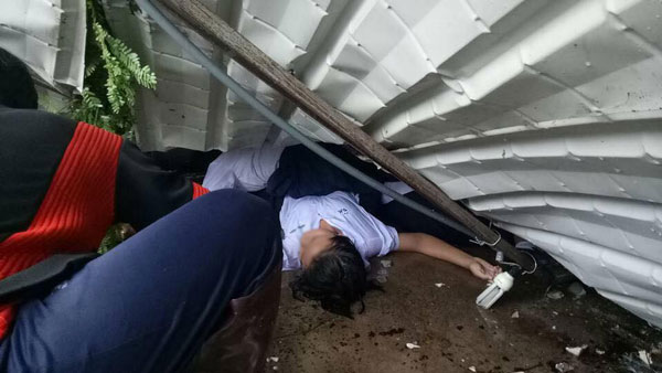 พายุซัดต้นไม้โค่นใส่ซุ้ม ทับนักเรียนเจ็บ 20 ราย หลังเข้าไปหลบฝน พายุซัดต้นไม้โค่นใส่ซุ้ม ทับนักเรียนเจ็บ 20 ราย หลังเข้าไปหลบฝน