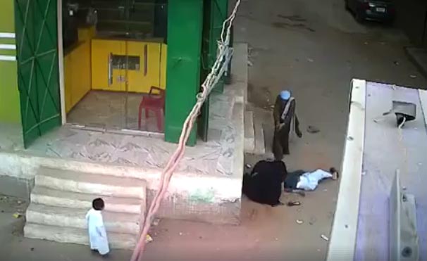 พ่อควักปืนยิงลูกชายดับต่อหน้าแม่ พ่อควักปืนยิงลูกชายดับต่อหน้าแม่