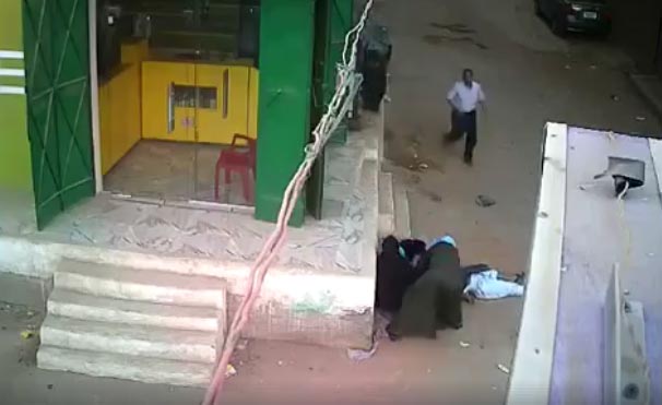 พ่อควักปืนยิงลูกชายดับต่อหน้าแม่ พ่อควักปืนยิงลูกชายดับต่อหน้าแม่