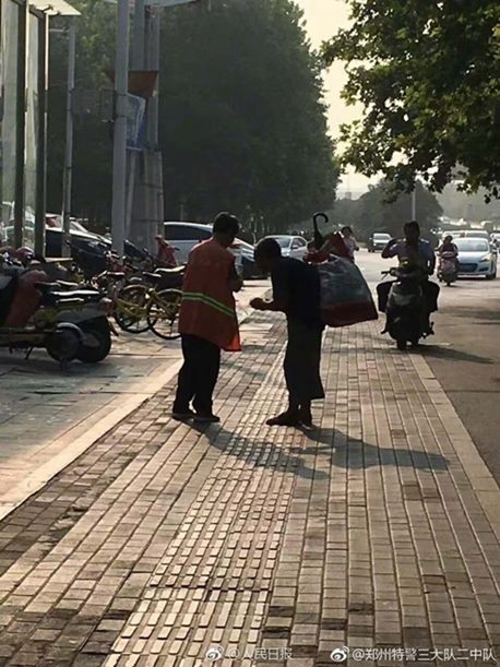 คนกวาดถนนเมตตาแบ่งอาหารเช้าคนจร คนกวาดถนนเมตตาแบ่งอาหารเช้าคนจร