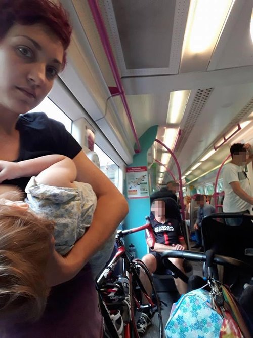 แม่ยืนให้นมลูกกลางรถไฟฟ้า เพราะไม่มีใครสละที่นั่งให้ แม่ยืนให้นมลูกกลางรถไฟฟ้า เพราะไม่มีใครสละที่นั่งให้