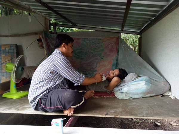 หนุ่มเลี้ยงดูเมียพิการสุดรัก สัญญาจะดูแลจนตายจากกันไป หนุ่มเลี้ยงดูเมียพิการสุดรัก สัญญาจะดูแลจนตายจากกันไป