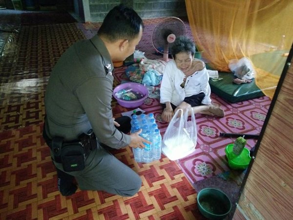 ตำรวจช่วยคนแก่ถูกทิ้งให้หิวโหย ตำรวจช่วยคนแก่ถูกทิ้งให้หิวโหย