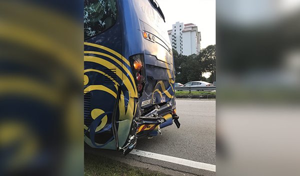 รถบัสทัพสควอชหญิงซีเกมส์ไทย ชนสนั่นกับทีมพม่า บาดเจ็บเล็กน้อย รถบัสทัพสควอชหญิงซีเกมส์ไทย ชนสนั่นกับทีมพม่า บาดเจ็บเล็กน้อย