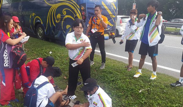 รถบัสทัพสควอชหญิงซีเกมส์ไทย ชนสนั่นกับทีมพม่า บาดเจ็บเล็กน้อย รถบัสทัพสควอชหญิงซีเกมส์ไทย ชนสนั่นกับทีมพม่า บาดเจ็บเล็กน้อย