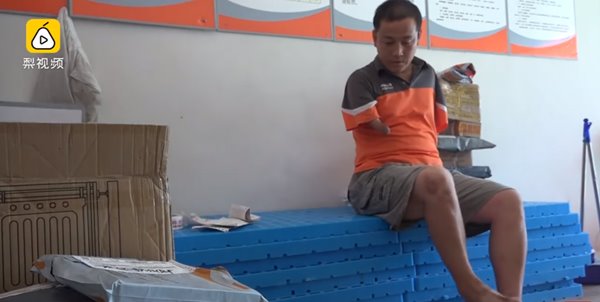 ชายพิการแขนสู้ชีวิต ชายพิการแขนสู้ชีวิต