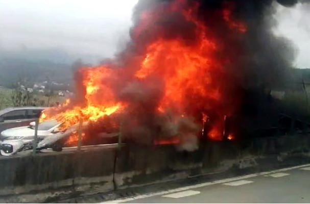 รถบรรทุกระเบิดบนทางด่วนที่จีน รถบรรทุกระเบิดบนทางด่วนที่จีน