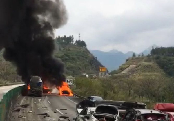 รถบรรทุกระเบิดบนทางด่วนที่จีน รถบรรทุกระเบิดบนทางด่วนที่จีน