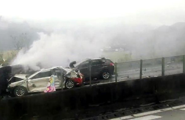 รถบรรทุกระเบิดบนทางด่วนที่จีน รถบรรทุกระเบิดบนทางด่วนที่จีน