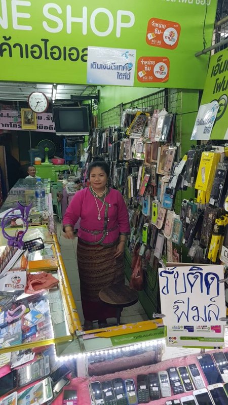 พ่อค้าแม่ค้าตลาดท่าน้ำนนท์ใส่ชุดไทยขายของ พ่อค้าแม่ค้าตลาดท่าน้ำนนท์ใส่ชุดไทยขายของ