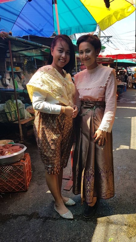 พ่อค้าแม่ค้าตลาดท่าน้ำนนท์ใส่ชุดไทยขายของ พ่อค้าแม่ค้าตลาดท่าน้ำนนท์ใส่ชุดไทยขายของ