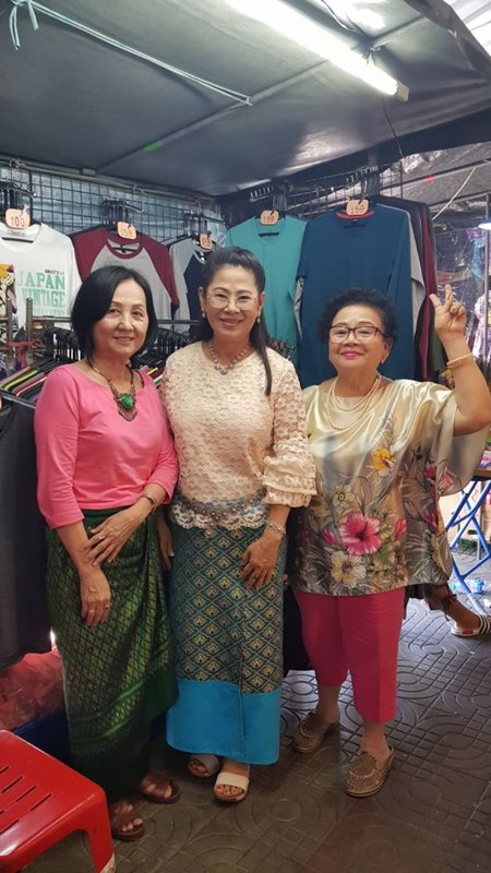 พ่อค้าแม่ค้าตลาดท่าน้ำนนท์ใส่ชุดไทยขายของ พ่อค้าแม่ค้าตลาดท่าน้ำนนท์ใส่ชุดไทยขายของ
