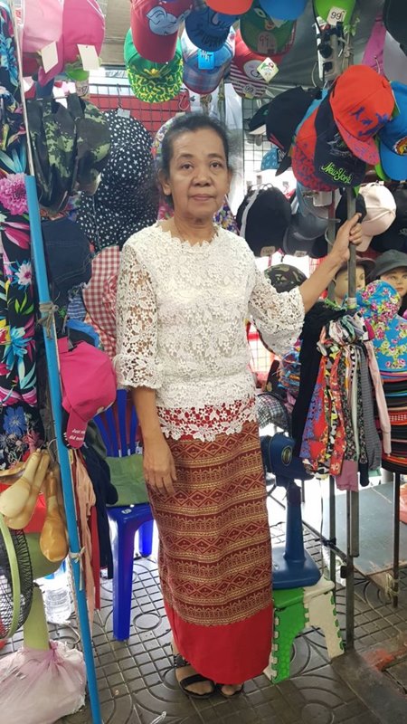 พ่อค้าแม่ค้าตลาดท่าน้ำนนท์ใส่ชุดไทยขายของ พ่อค้าแม่ค้าตลาดท่าน้ำนนท์ใส่ชุดไทยขายของ