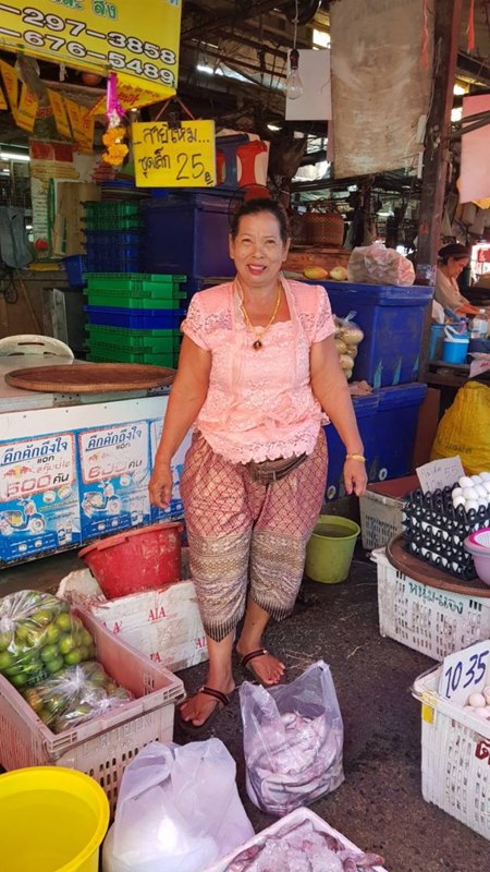 พ่อค้าแม่ค้าตลาดท่าน้ำนนท์ใส่ชุดไทยขายของ พ่อค้าแม่ค้าตลาดท่าน้ำนนท์ใส่ชุดไทยขายของ