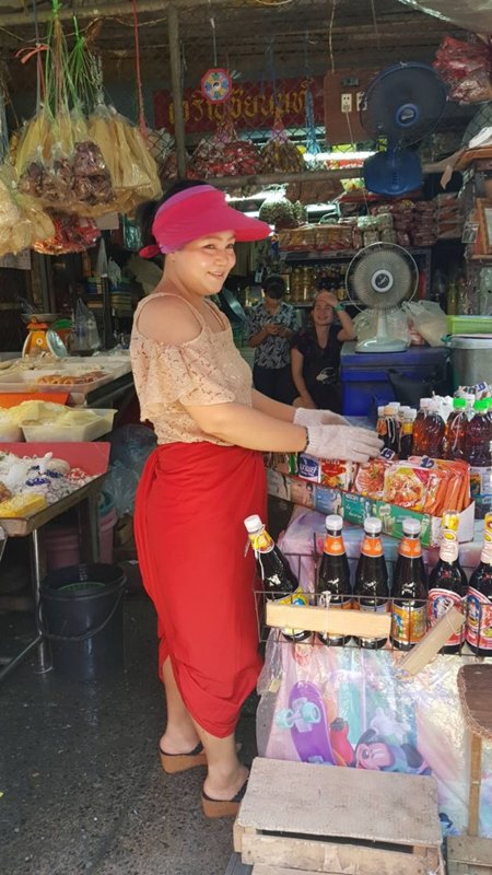 พ่อค้าแม่ค้าตลาดท่าน้ำนนท์ใส่ชุดไทยขายของ พ่อค้าแม่ค้าตลาดท่าน้ำนนท์ใส่ชุดไทยขายของ