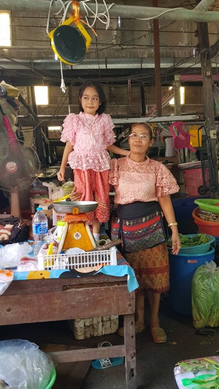 พ่อค้าแม่ค้าตลาดท่าน้ำนนท์ใส่ชุดไทยขายของ พ่อค้าแม่ค้าตลาดท่าน้ำนนท์ใส่ชุดไทยขายของ