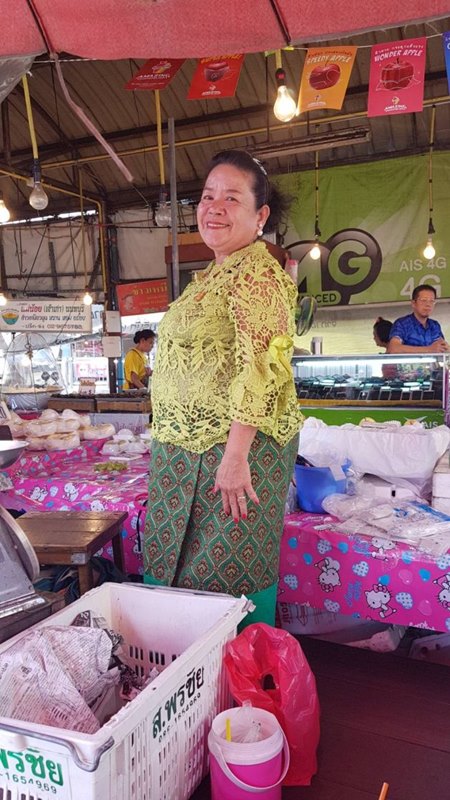 พ่อค้าแม่ค้าตลาดท่าน้ำนนท์ใส่ชุดไทยขายของ พ่อค้าแม่ค้าตลาดท่าน้ำนนท์ใส่ชุดไทยขายของ
