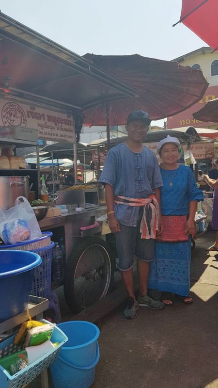 พ่อค้าแม่ค้าตลาดท่าน้ำนนท์ใส่ชุดไทยขายของ พ่อค้าแม่ค้าตลาดท่าน้ำนนท์ใส่ชุดไทยขายของ