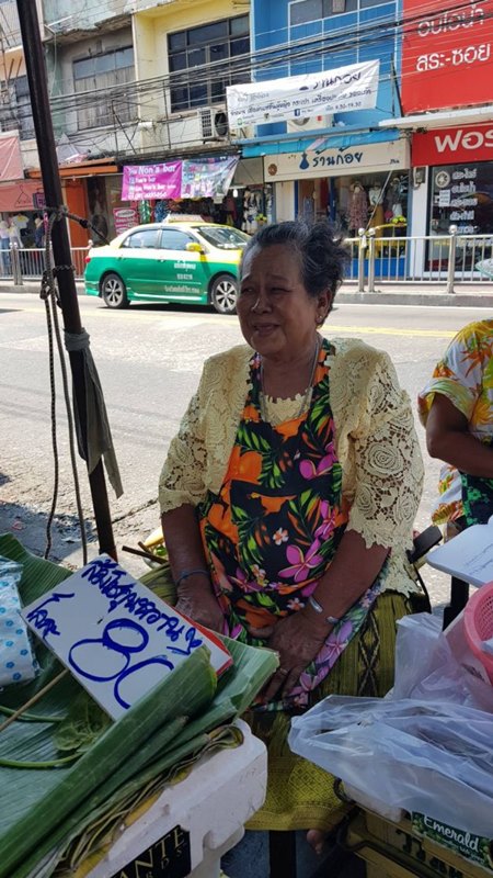 พ่อค้าแม่ค้าตลาดท่าน้ำนนท์ใส่ชุดไทยขายของ พ่อค้าแม่ค้าตลาดท่าน้ำนนท์ใส่ชุดไทยขายของ