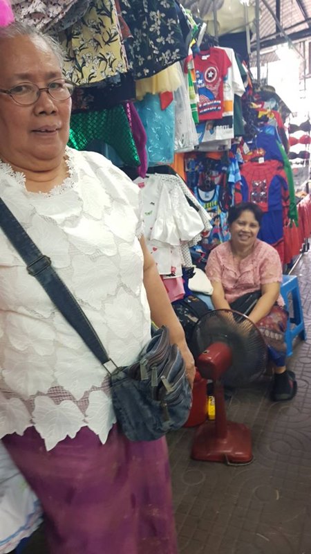 พ่อค้าแม่ค้าตลาดท่าน้ำนนท์ใส่ชุดไทยขายของ พ่อค้าแม่ค้าตลาดท่าน้ำนนท์ใส่ชุดไทยขายของ