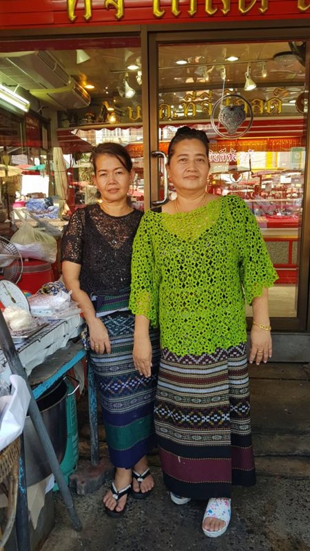 พ่อค้าแม่ค้าตลาดท่าน้ำนนท์ใส่ชุดไทยขายของ พ่อค้าแม่ค้าตลาดท่าน้ำนนท์ใส่ชุดไทยขายของ