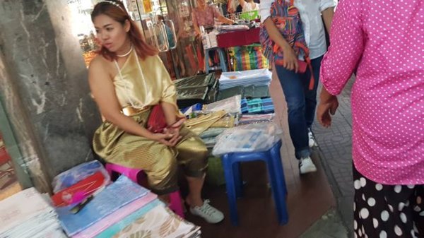 พ่อค้าแม่ค้าตลาดท่าน้ำนนท์ใส่ชุดไทยขายของ พ่อค้าแม่ค้าตลาดท่าน้ำนนท์ใส่ชุดไทยขายของ