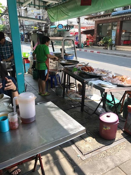 แม่ค้าด่าคนเดินทางเท้า แม่ค้าด่าคนเดินทางเท้า