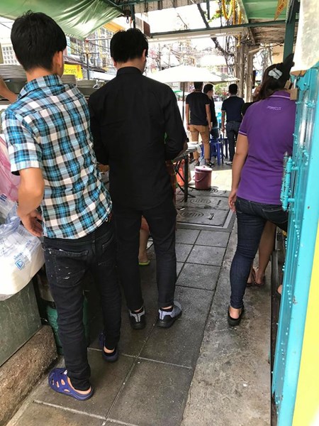 แม่ค้าด่าคนเดินทางเท้า แม่ค้าด่าคนเดินทางเท้า