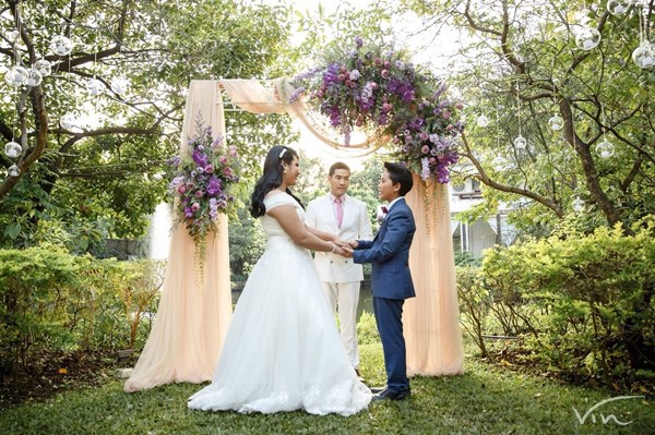 วู้ดดี้ จัดเซอร์ไพรส์งานแต่งให้คู่รักทอมกะเทย วู้ดดี้ จัดเซอร์ไพรส์งานแต่งให้คู่รักทอมกะเทย