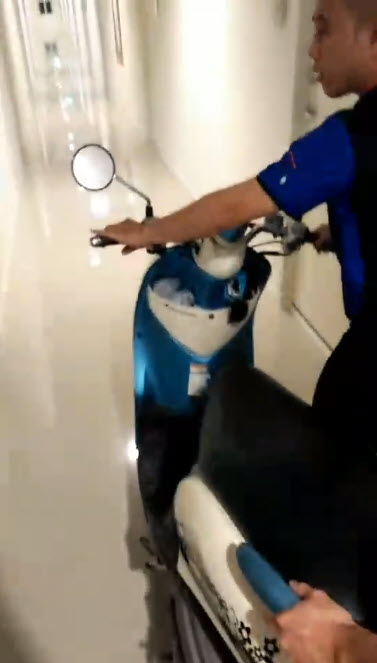 เข็นมอเตอร์ไซค์ขึ้นลิฟต์ จอดบนคอนโด เข็นมอเตอร์ไซค์ขึ้นลิฟต์ จอดบนคอนโด