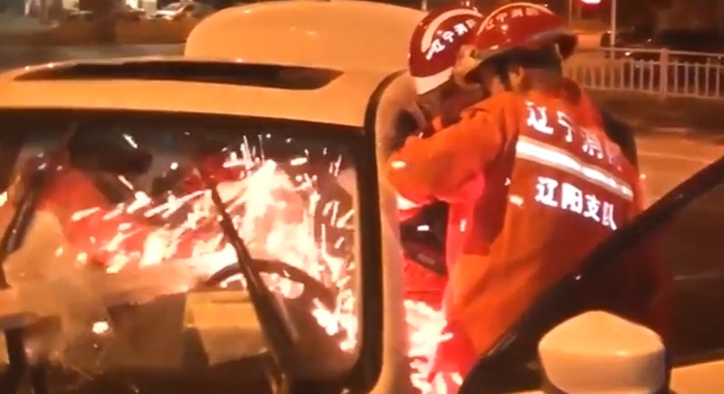 เหล็กยาว 4 เมตร แทงทะลุอก แต่ยังกดมือถือเล่น เหล็กยาว 4 เมตร แทงทะลุอก แต่ยังกดมือถือเล่น