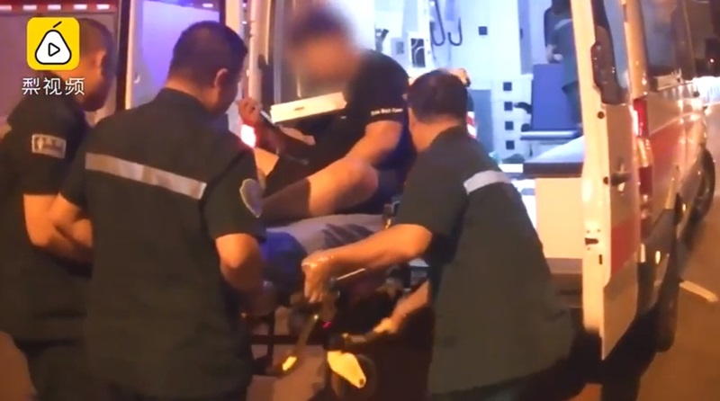 เหล็กยาว 4 เมตร แทงทะลุอก แต่ยังกดมือถือเล่น เหล็กยาว 4 เมตร แทงทะลุอก แต่ยังกดมือถือเล่น