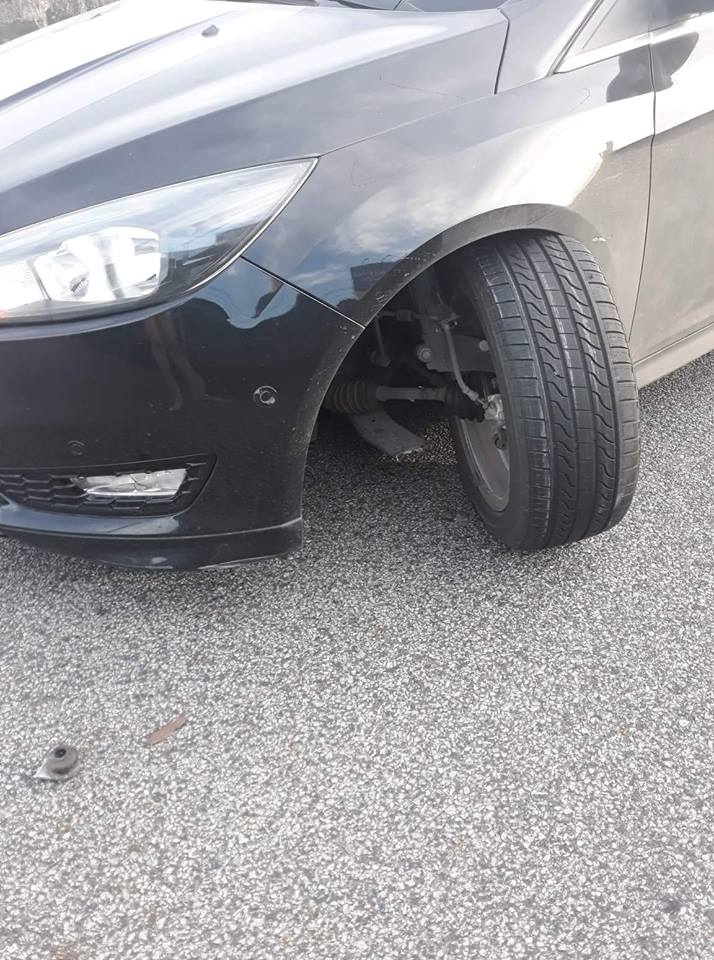 รถฟอร์ดป้ายแดงล้อหัก รถฟอร์ดป้ายแดงล้อหัก