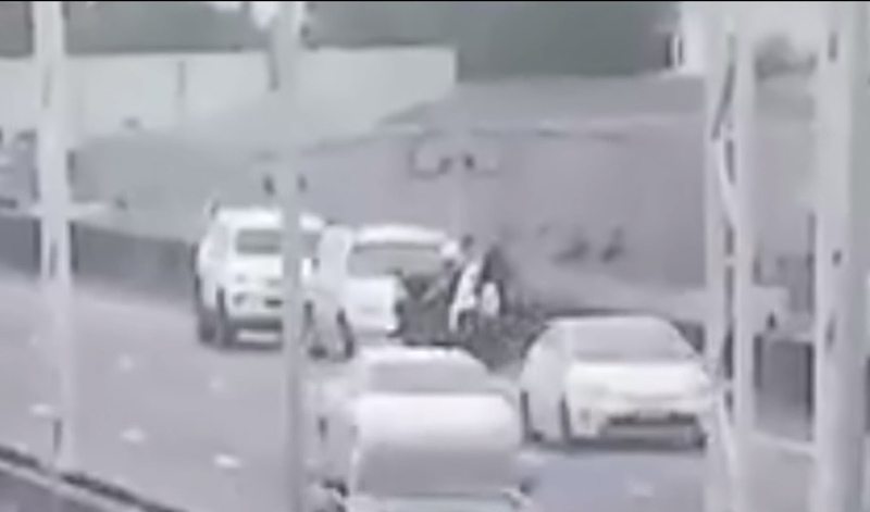 ฟอร์จูนเนอร์ชนท้ายเก๋งจอดเสีย ฟอร์จูนเนอร์ชนท้ายเก๋งจอดเสีย