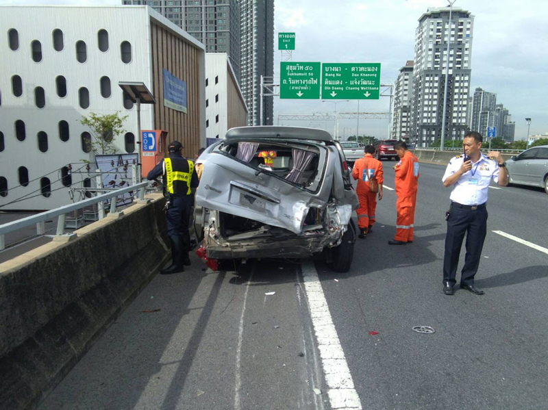 ฟอร์จูนเนอร์ชนท้ายเก๋งจอดเสีย ฟอร์จูนเนอร์ชนท้ายเก๋งจอดเสีย