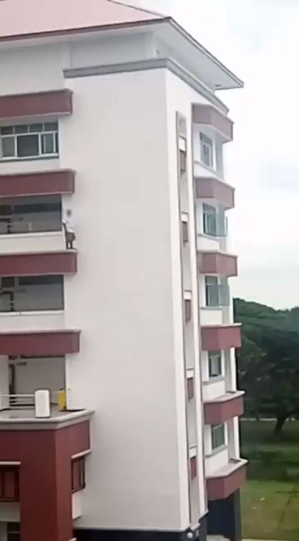 เด็ก ม.6 กระโดดตึกโรงเรียนดับ เด็ก ม.6 กระโดดตึกโรงเรียนดับ