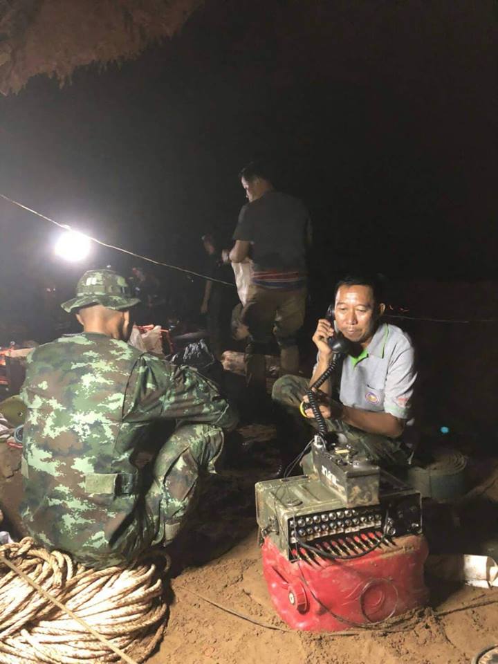จนท. ปลุกชีพโทรศัพท์สมัยสงครามเวียดนาม มาใช้ที่ถ้ำหลวง จนท. ปลุกชีพโทรศัพท์สมัยสงครามเวียดนาม มาใช้ที่ถ้ำหลวง