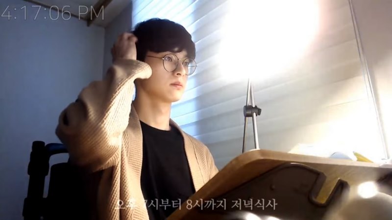 หนุ่มเกาหลีไลฟ์สดอ่านหนังสือ หนุ่มเกาหลีไลฟ์สดอ่านหนังสือ
