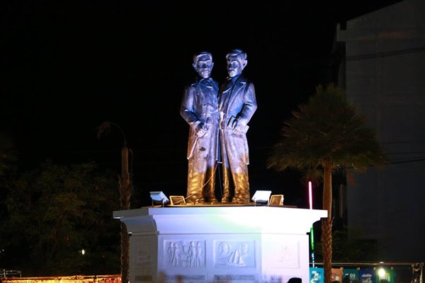 ทายาทแฝดสยาม อิน จัน ทายาทแฝดสยาม อิน จัน