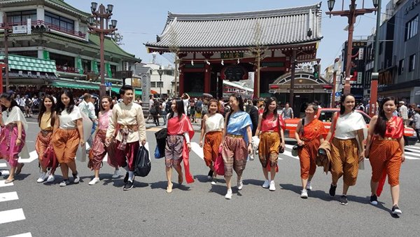 ก๊วนออเจ้า สวมชุดไทยเที่ยวญี่ปุ่น ก๊วนออเจ้า สวมชุดไทยเที่ยวญี่ปุ่น